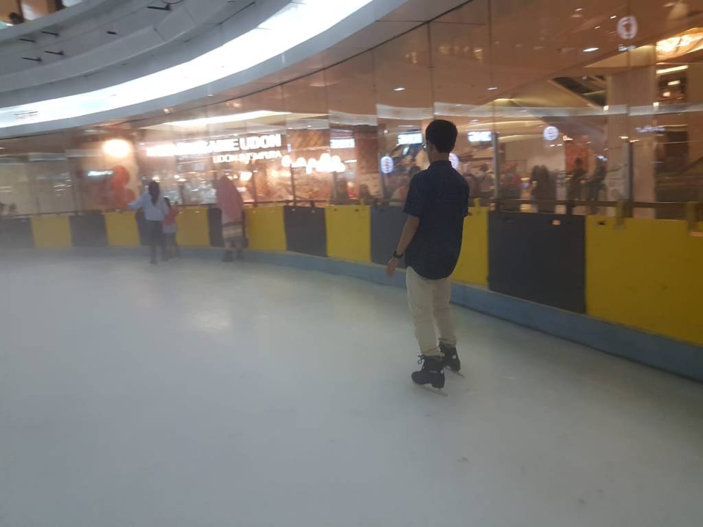 Pengalaman Pertama Main Ice Skating di Sky Rink Jakarta Mal Taman&nbsp;Anggrek